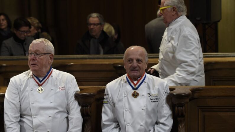 Les chefs Daniel Leron (G) et Pierre Orsi assistent à la cérémonie d'enterrement de Paul Bocuse à la cathédrale Saint-Jean de Lyon, le 26 janvier 2018. (Photo: PHILIPPE DESMAZES/AFP via Getty Images)