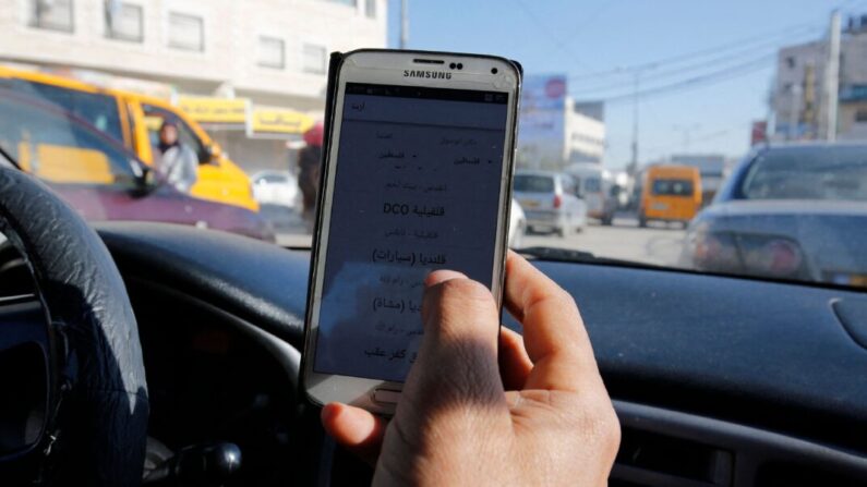 Une photo d'archive montre un homme qui utilise un smartphone Samsung. (Abbas Momani/AFP via Getty Images)