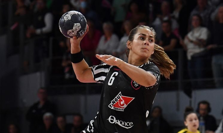 Les Bretonnes ont mené la vie dure aux Danoises, par l'intermédiaire de leur arrière gauche norvégienne Helene Fausse, qui a inscrit la moitié des buts de son équipe dans le premier acte (sept). (Photo by FRED TANNEAU / AFP) (Photo by FRED TANNEAU/AFP via Getty Images)