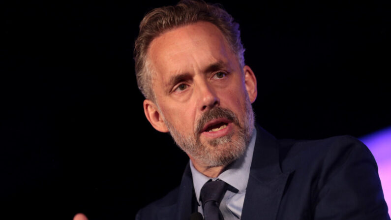 Jordan Peterson s'exprime lors du sommet 2018 sur le leadership des jeunes femmes organisé par Turning Point USA à Dallas, au Texas, le 15 juin 2018. (Gage Skidmore/CC BY-SA 2.0)