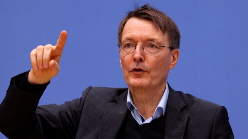 Le ministre allemand de la Santé, Karl Lauterbach, s'adresse aux médias à Berlin, le 6 décembre 2022, pour expliquer un nouveau plan gouvernemental visant à réformer fondamentalement le système hospitalier allemand. (Sean Gallup/Getty Images)