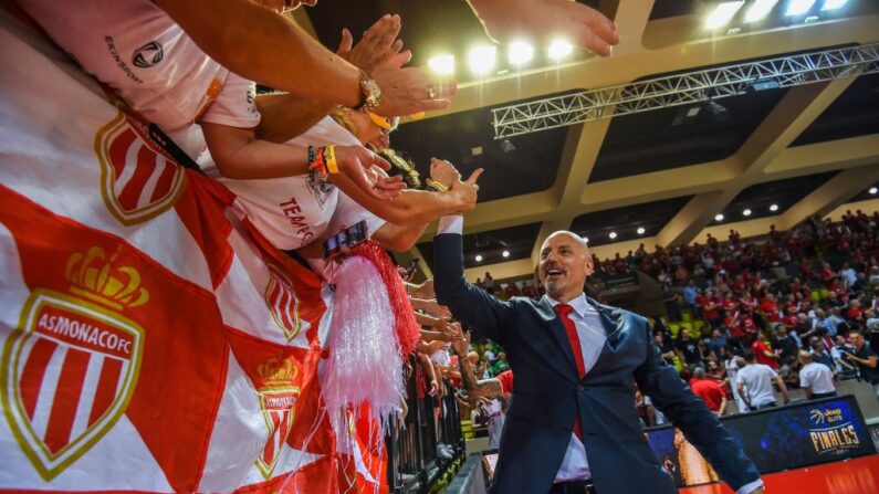 Sasa Obradovic, l’entraineur serbe de Monaco, a pu offrir du temps de jeu aux jeunes pousses de son effectif comme Yoan Makoundou (11 pts, 5 rebonds) et Matthew Strazel (sept pts, cinq passes décisives). (Photo credit should read SYLVAIN THOMAS/AFP via Getty Images)