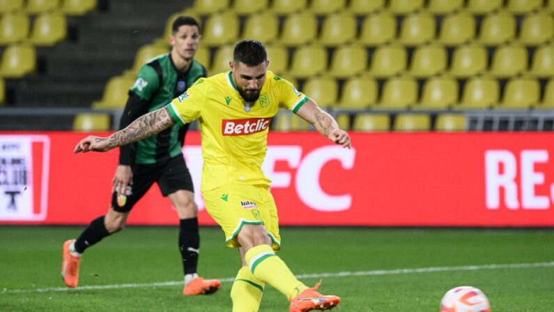 L'attaquant franco-algérien Andy Delort tire le penalty et marque le deuxième but de son équipe lors du quart de finale de la Coupe de France entre le FC Nantes et le RC Lens au Stade de la Beaujoire - Louis Fonteneau à Nantes, dans l'ouest de la France, le 1er mars 2023. (Photo by LOIC VENANCE/AFP via Getty Images)