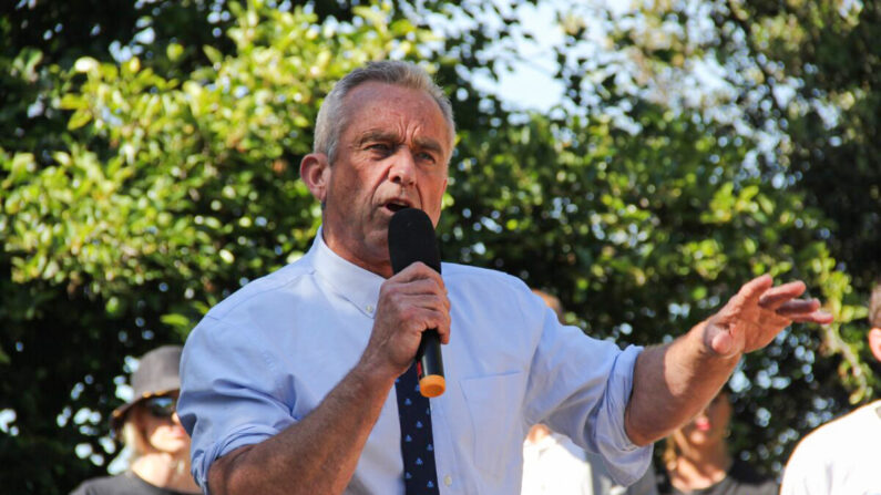 Robert F. Kennedy Jr prend la parole lors du rassemblement Humanity Against Censorship ( L'humanité contre la censure) devant le siège de Meta à Menlo Park, en Californie, le 19 mai 2022. (Mme Hao/Epoch Times)