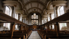 Une église en Angleterre accueille un spectacle de drag queens