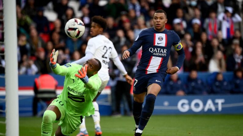 Steve Mandanda, gardien de Rennes a.g, impérial dans ses cages a tenu en échec les stars du PSG. (Photo by FRANCK FIFE/AFP via Getty Images)