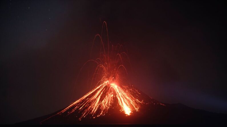 Un volcan indonésien, l'Anak Krakatau, surnommé "l'enfant" du légendaire Krakatoa, en éruption le 19 juillet 2018, projetant un panache de cendres dans le ciel tandis que de la lave en fusion s'écoule de son sommet. « L'enfant du Krakatoa » est entré en éruption au moins 44 fois en une semaine. (Ferdi Awed/AFP/Getty Images)