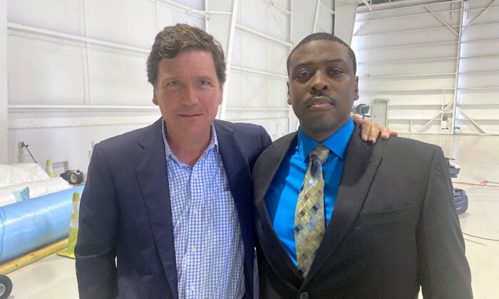 Tucker Carlson, animateur de Fox News, et Tarik Johnson, ancien lieutenant de la police du Capitole, lors de l'enregistrement de l'émission « Tucker Carlson Tonight » en Floride, le 3 mars 2023. (Avec l'aimable autorisation de Tarik Johnson)