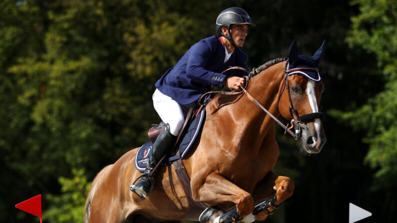 Le Luxembourgeois Victor Bettendorf, en selle sur Mr Tac a remporté pour la première fois le Grand Prix 5 étoiles de la 13e édition du Saut Hermès, dimanche au Grand Palais Ephémère à Paris. (Photo by Dean Mouhtaropoulos/Getty Images for FEI)