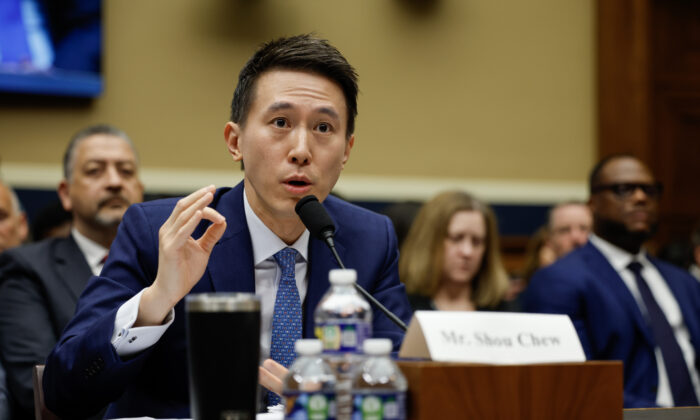 Le PDG de TikTok, Shou Zi Chew, devant la commission de l'énergie et du commerce de la Chambre des représentants au Rayburn House Office Building sur la colline du Capitole, le 23 mars 2023 à Washington, DC. (Chip Somodevilla/Getty Images)