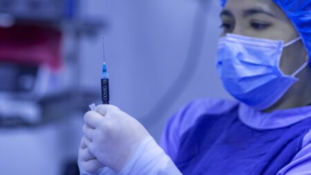 Nouvelle étude: risque accru d’effets indésirables après la vaccination Covid chez les personnes naturellement immunisées