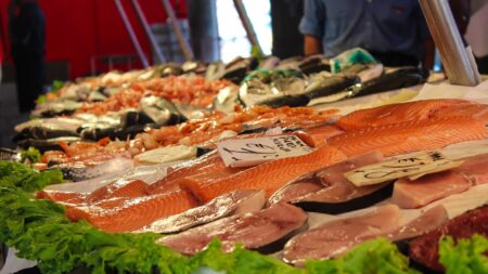 «Nous travaillons dans la bonne humeur»: à 19 ans, Hugo devient propriétaire d’une poissonnerie