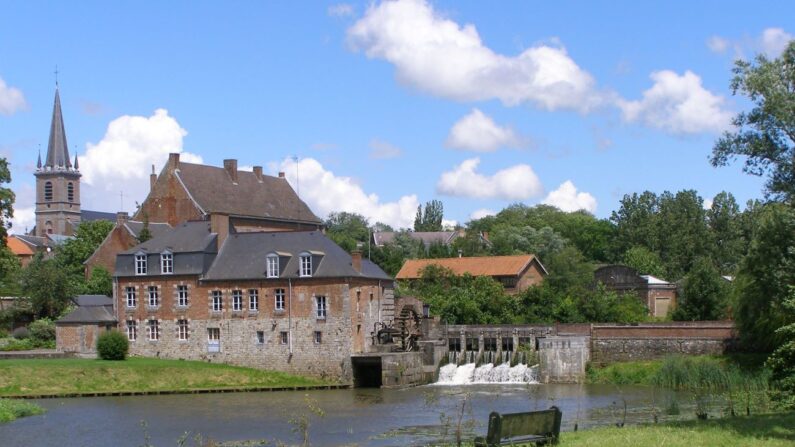 Village de Maroilles : moulin de l’abbaye et église (©Wikimédia Commons / Budotradan )