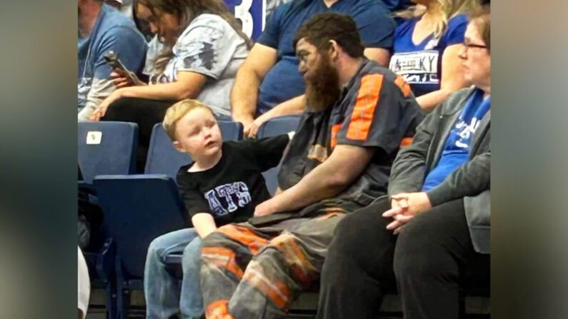 Micheal Joe McGuire assiste au match de basket-ball masculin de l'Université du Kentucky avec sa famille à l'Appalachian Wireless Arena à Pikeville, Kentucky. (Avec l'aimable autorisation de Mollie McGuire)