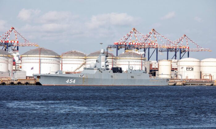 Frégate de la marine russe de la classe "Amiral Gorshkov" à quai dans le port du Cap, en Afrique du Sud, le 13 février 2023 (AFP via Getty Images)