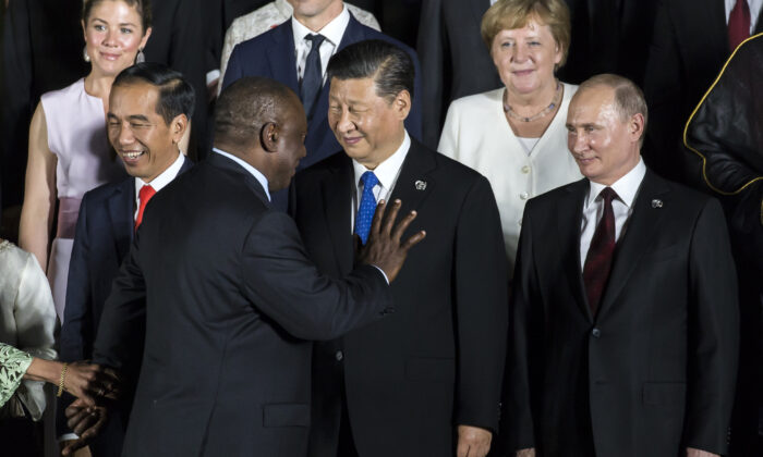 Le président sud-africain Cyril Ramaphosa (2e à g.), Xi Jinping et Vladimir Poutine lors de la séance photo au sommet du G-20 à Osaka, au Japon, le 28 juin 2019. (Tomohiro Ohsumi/Getty Images)