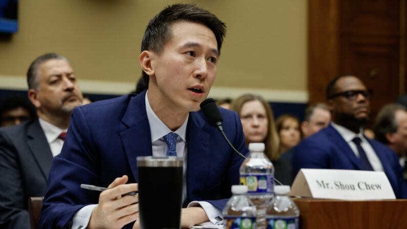 Le PDG de TikTok, Shou Zi Chew, devant la commission de l'énergie et du commerce de la Chambre des représentants dans le Rayburn House Office Building sur la colline du Capitole à Washington le 23 mars 2023. (Chip Somodevilla/Getty Images)