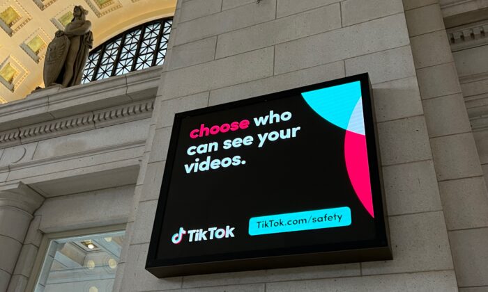 Publicité TikTok à Union Station, Washington, D.C., 17 février 2023. (Madalina Vasiliu/ Epoch Times)