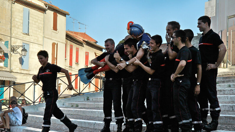 Les femmes ont deux fois plus de risques que les hommes de rompre leur engagement au cours des premières années en tant que sapeur-pompier volontaire. Arles, 31 août 2011. a@k / Flickr