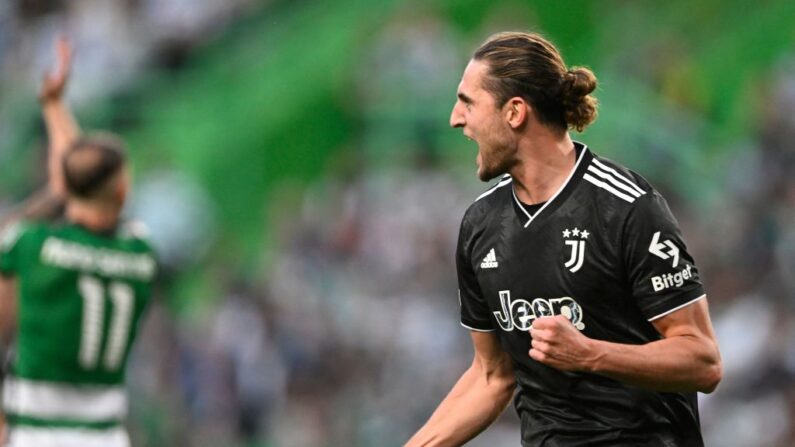 Adrien Rabiot a permis à la Juve de prendre les devants (1-0, 9e) avant que le Sporting ne recolle grâce à un penalty transformé par Marcus Edwards (1-1, 20e). (Photo by PATRICIA DE MELO MOREIRA/AFP via Getty Images)