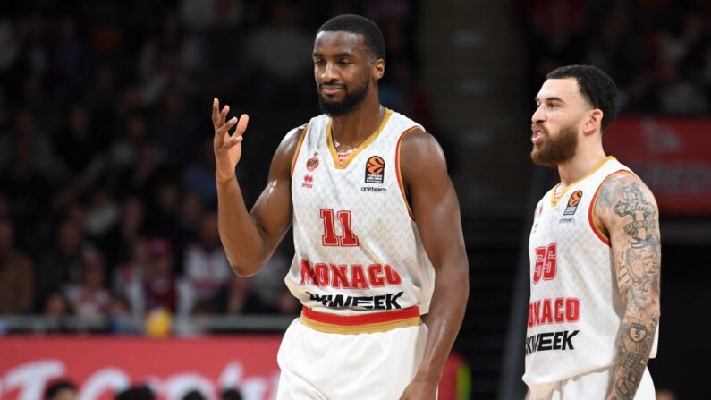 Alpha Diallo (à.g) auteur de 18 points et son meneur Mike James (8 points). (Photo by CHRISTOF STACHE/AFP via Getty Images)