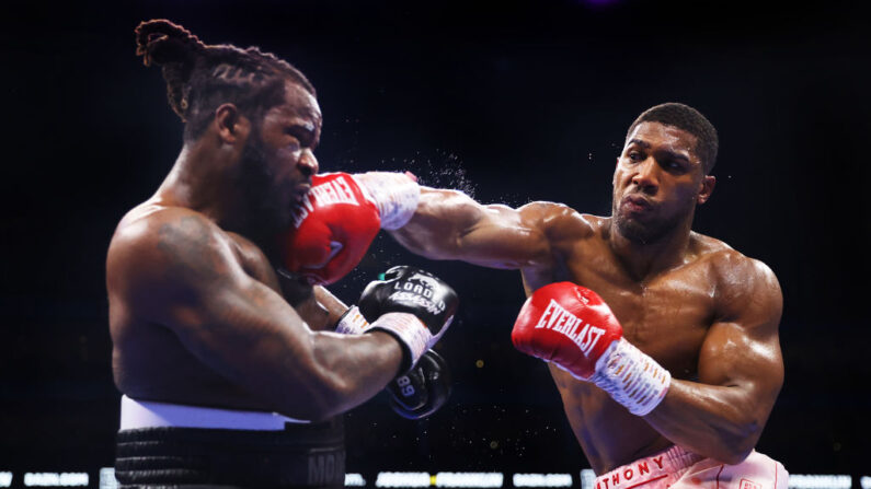 Le Britannique Anthony Joshua (à.d), ancien champion du monde des poids lourds, a renoué avec la victoire en battant l'Américain Jermaine Franklin (à.g). (Photo by James Chance/Getty Images)