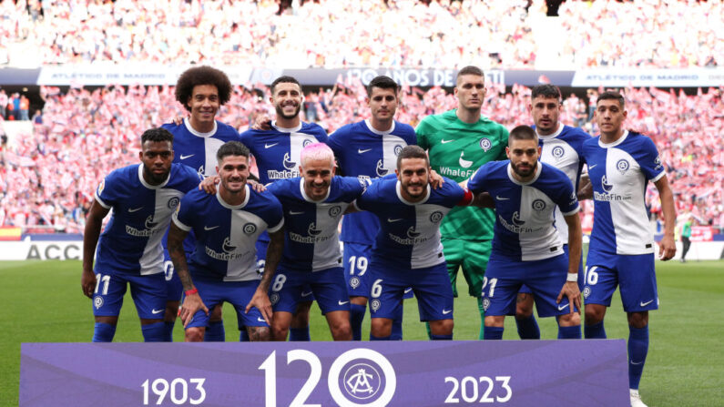 L’équipe de l’Atletico de Madrid vêtue d'un maillot bleu et blanc commémorant la tunique originelle du club. (Photo by Gonzalo Arroyo Moreno/Getty Images)