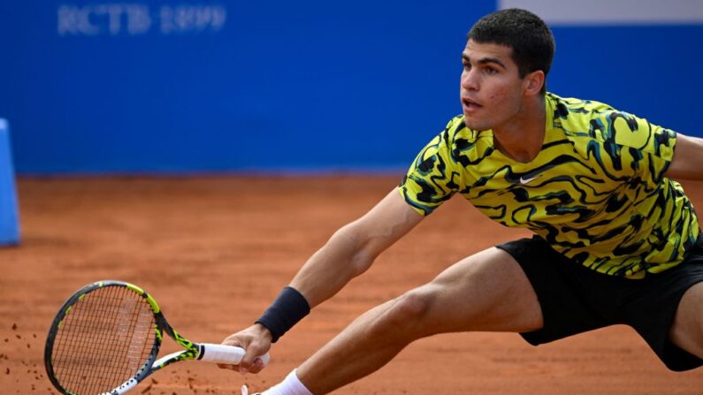 L'Espagnol Carlos Alcaraz, numéro 2 mondial et tenant du titre, s'est qualifié pour les demi-finales du tournoi ATP 500 sur terre battue de Barcelone en battant venredi son compatriote Alejandro Davidovich Fokina 7-6 (7/5), 6-4.(Photo by JOSEP LAGO/AFP via Getty Images)