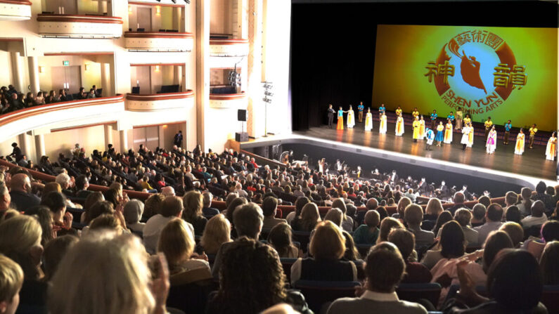 Shen Yun en lever de rideau en matinée au Belk Theater du Blumenthal Performing Arts Center le 4 mars 2023. ( Epoch Times)