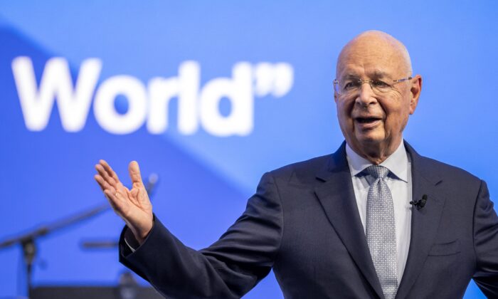 Klaus Schwab, fondateur du Forum économique mondial (FEM), prononce un discours lors de la cérémonie de remise du "Crystal Award" au cours de la réunion annuelle du FEM à Davos, le 16 janvier 2023. (Fabrice Coffrini/AFP via Getty Images)