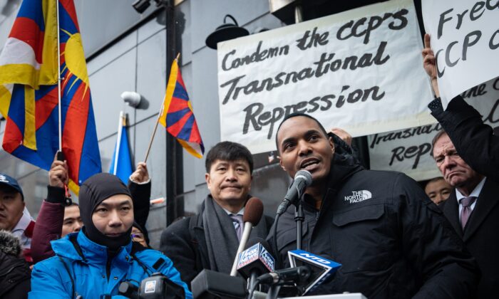 Le députée Ritchie Torres (Parti démocrate, New York) lors d'une conférence de presse et d'un rassemblement devant l'association America ChangLe pour mettre en lumière la répression transnationale de Pékin, à New York, le 25 février 2023. Un poste de police chinois d'outre-mer, aujourd'hui fermé, se trouve à l'intérieur du bâtiment de l'association.(Samira Bouaou/Epoch Times).