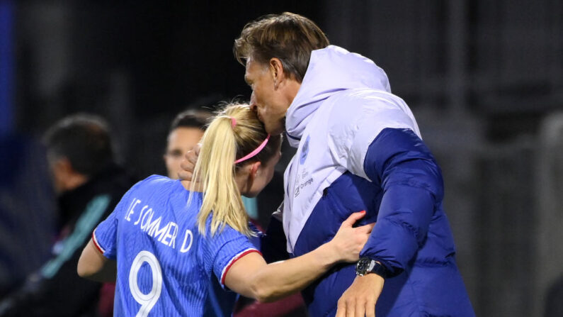 Hervé Renard embrasse le crâne de l'attaquante Eugénie Le Sommer après son but. (Photo by FRANCK FIFE/AFP via Getty Images)