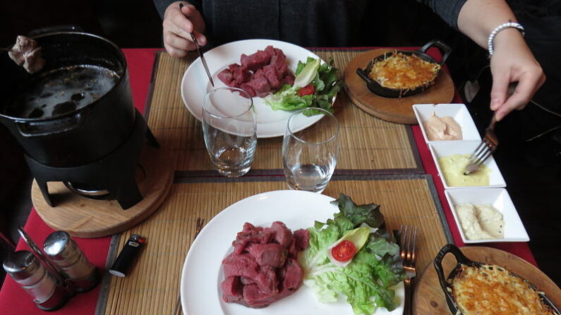 Fondue bourguignonne. (Photo: Arnaud 25/Wikimédia)