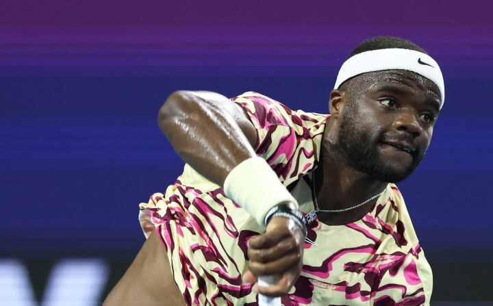 L'Américain Frances Tiafoe a remporté dimanche le tournoi ATP 250 de Houston (terre battue) en battant l'Argentin Tomás Martín Etcheverry 7-6 (7-1), 7-6 (8-6). (Photo by Clive Brunskill/Getty Images)