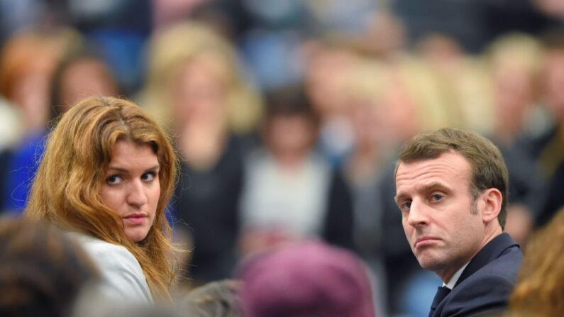 Le président Emmanuel Macron et Marlène Schiappa, alors secrétaire française à l'égalité entre les femmes et les hommes, participent à un débat avec des femmes axé sur les situations sociales des femmes, le 28 février 2019 à Pessac, dans l'ouest de la France. (Photo : NICOLAS TUCAT/AFP via Getty Images)