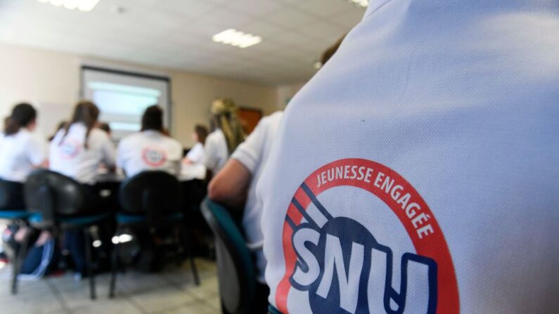 Des jeunes stagiaire en SNU (Service national universel) regardent un film sur la base aérienne 116 de Luxeuil-Saint Sauveur, à Saint-Sauveur, dans l'est de la France, le 24 juin 2019.  (Photo : SEBASTIEN BOZON/AFP via Getty Images)