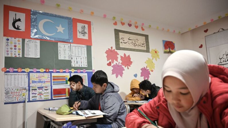 Dans une école de la banlieue d'Istanbul, en Turquie, les enfants ouïghours suivent des cours avant et après leur école habituelle et tentent de garder leur culture et leur langue vivantes. (OZAN KOSE/AFP via Getty Images)