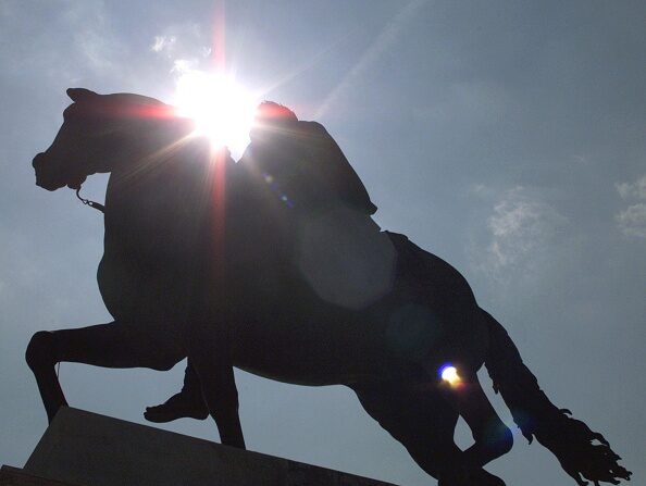 Le "Roi Soleil", statue de Louis XIV trônant place Bellecour dans le centre de Lyon.  (GERARD MALIE/AFP via Getty Images)