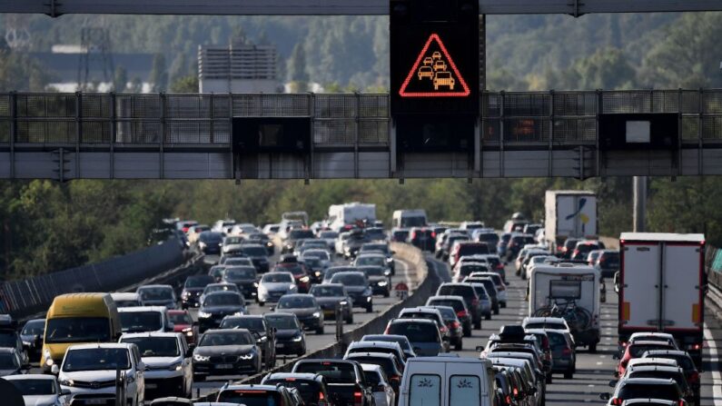 Des manifestants bloquent l'accès sur le périf de Nantes provoquant des kilomètres d' embouteillages. (Photo JEAN-SEBASTIEN EVRARD/AFP via Getty Images)