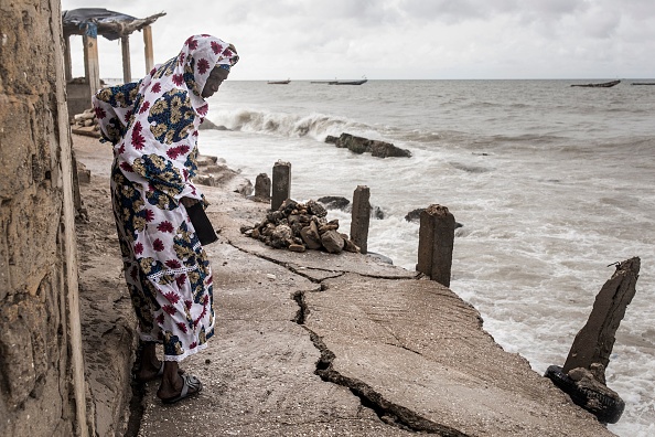 Les villages de pêcheurs comme Bargny au Sénégal luttent contre la montée des eaux depuis des décennies. Des centaines de maisons ont été perdues et des familles déplacées. Les marées sont à leur maximum et augmentent chaque année, les tempêtes sont plus fréquentes et frappent le littoral, ce qui accélère l’érosion. (JOHN WESSELS/AFP via Getty Images)