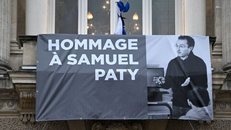 Ce temps d'hommage « est l'occasion de faire prendre conscience de ce qu'est l’esprit critique, l’importance de la démarche scientifique, fondée sur les faits et leur observation », écrit Éduscol. (Photo PASCAL GUYOT/AFP via Getty Images)