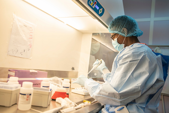 Dans un laboratoire de l'hôpital central de Jabra, en 2021, à Khartoum, au Soudan. (Abdulmonam Eassa/Getty Images)