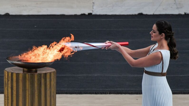 Cérémonie de remise de la flamme olympique au stade Panathinéen d'Athènes, le 19 octobre 2021. (Photo LOUISA GOULIAMAKI/AFP via Getty Images)