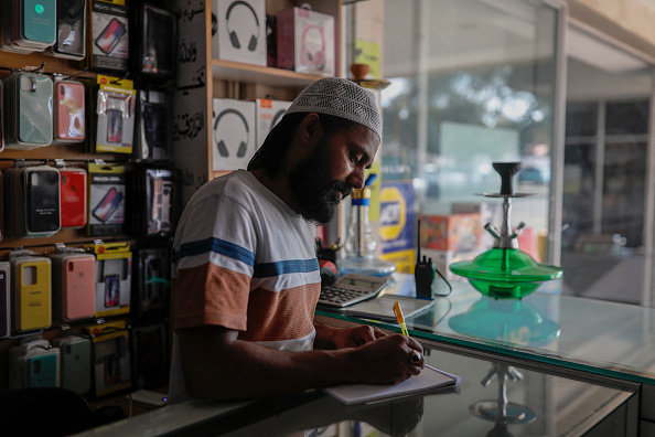 À l'intérieur d'un magasin sans électricité à Pretoria, en Afrique du Sud. (PHILL MAGAKOE/AFP via Getty Images)