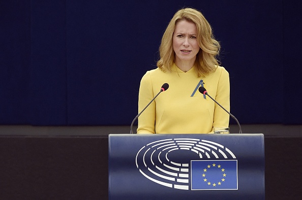 La première ministre estonienne Kaja Kallas arbore un ruban aux couleurs de l’Ukraine lors d’un discours au Parlement européen à Strasbourg, le 9 mars 2022. (FREDERICK FLORIN/AFP via Getty Images)