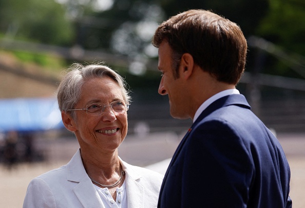 La Premier ministre Élisabeth Borne et le président Emmanuel Macron. (GONZALO FUENTES/POOL/AFP via Getty Images)