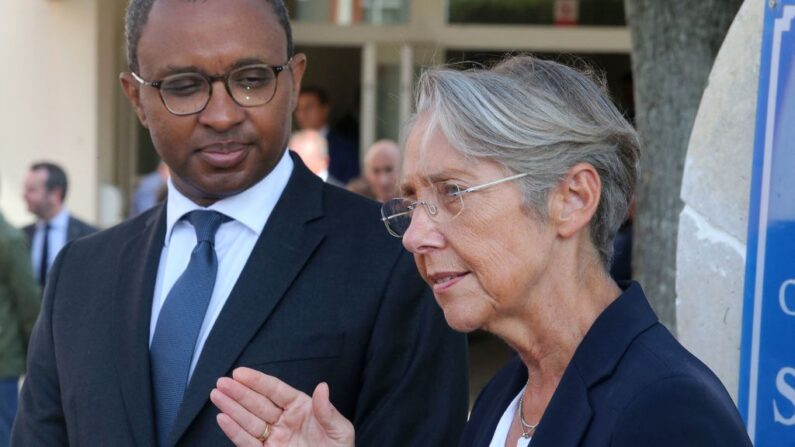 La Première ministre française Élisabeth Borne avec le ministre français de l'Education et de la Jeunesse, Pap Ndiaye en déplacement dans la Nièvre. (Photo FRANCOIS NASCIMBENI/AFP via Getty Images)