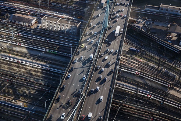 Le boulevard périphérique, pont Masséna (13e arrondissement), vu ici de la tour Duo 2 : une enceinte ou un lieu de multiappartenance ? (AFP via Getty Images)