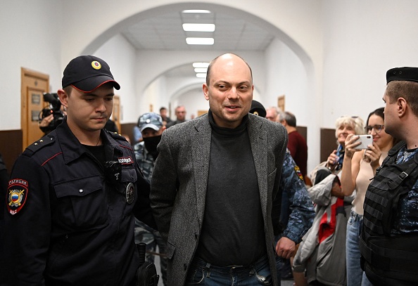 L'opposant russe Vladimir Kara-Murza s'était dit "fier" de son engagement politique. (NATALIA KOLESNIKOVA/AFP via Getty Images)