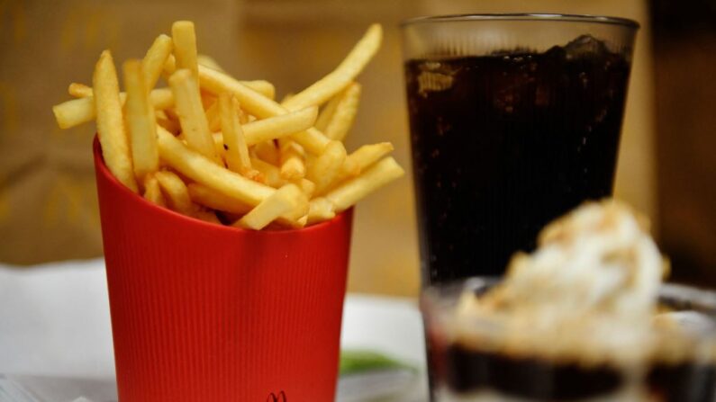 Depuis le 1er janvier 2023 dans le cadre de la loi anti-gaspillage, les fast-foods doivent utiliser de la vaisselle réutilisable pour les commandes sur place. (Photo JULIEN DE ROSA/AFP via Getty Images)